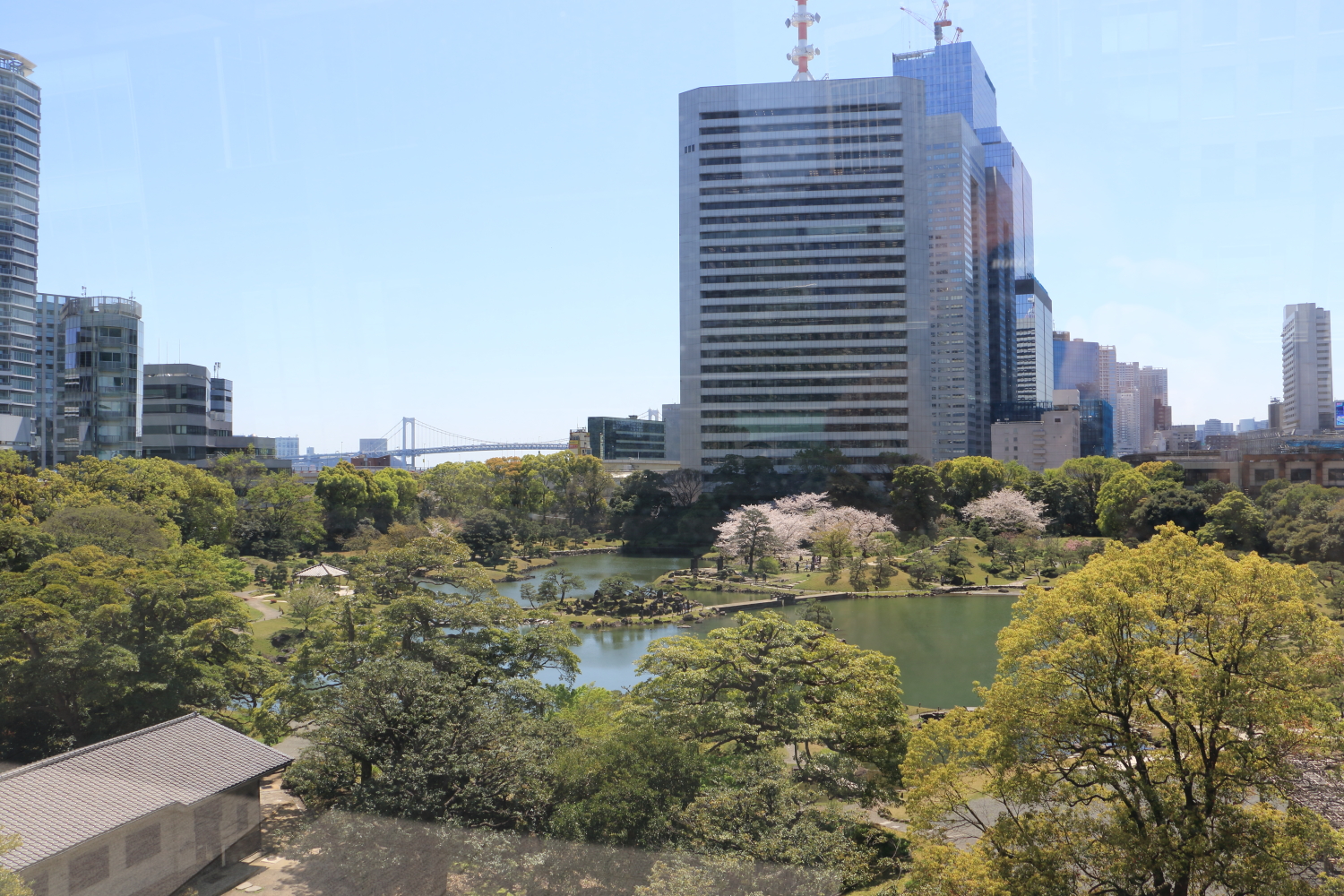 旧芝離宮庭園と新幹線と東京タワーとゆりかもめpage-visual 旧芝離宮庭園と新幹線と東京タワーとゆりかもめビジュアル